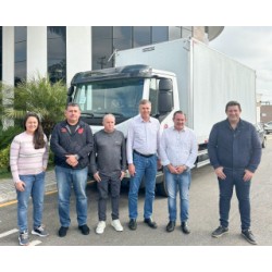 Novo caminhão baú para coleta de recicláveis em Balsa Nova